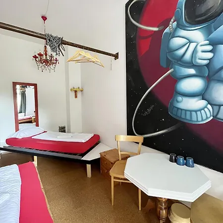 Homeplanet Hostel *